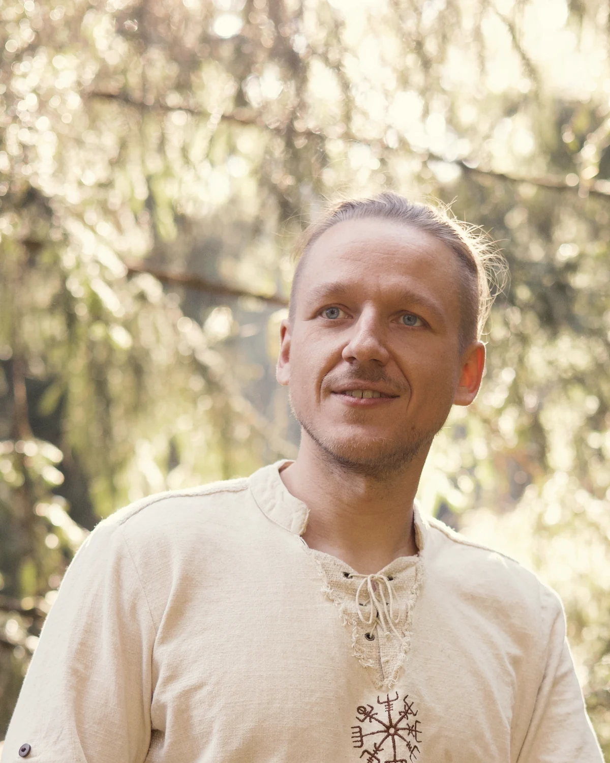 Richard, der Wei&szlig;e Wolf, im Wald